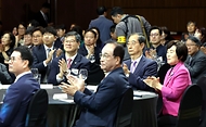 이기일 보건복지부 제1차관이 18일 서울 영등포구 63컨벤션센터에서 열린 ‘제44회 장애인의 날 기념식’에서 한덕수 국무총리 및 참석자들과 박수치고 있다.