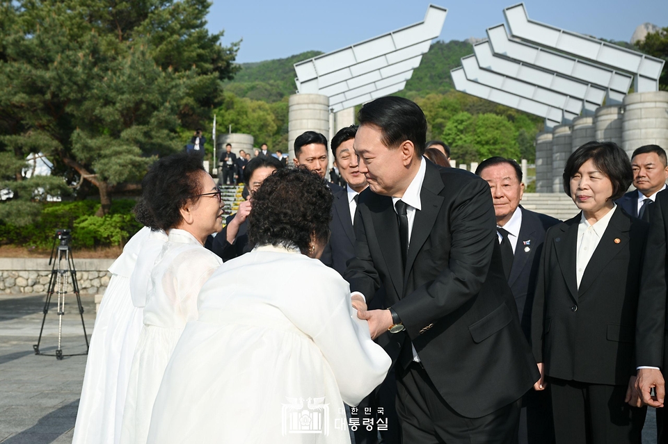 윤석열 대통령이 19일 서울 강북구 국립4·19민주묘지에서 참배를 마친 뒤 희생자 유족들과 인사하고 있다. 