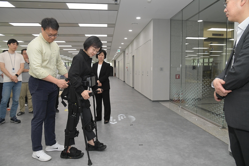 오유경 식품의약품안전처장이 18일 경기 의왕시 현대차·기아 로보틱스랩에 방문해 의료 로봇을 체험해보고 있다.