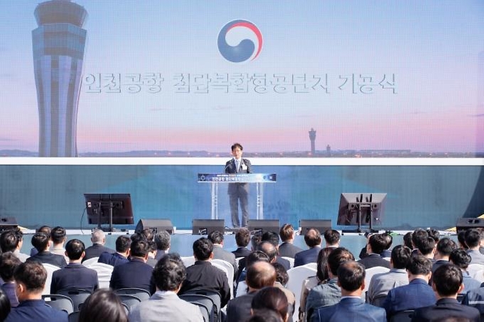 박상우 국토교통부 장관이 18일 인천국제공항 제4활주로 북서측 건설 현장에서 열린 인천공항 첨단복합항공단지 기공식에서 축사를 하고 있다.