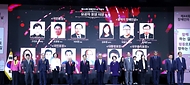 유공자 포상 수상자들이 18일 서울 영등포구 63컨벤션센터에서 열린 ‘제44회 장애인의 날 기념식’에서 기념 촬영을 하고 있다.