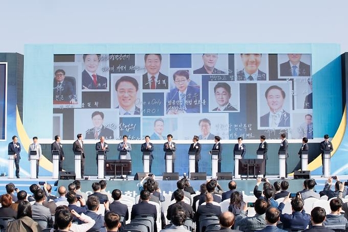 박상우 국토교통부 장관이 18일 인천국제공항 제4활주로 북서측 건설 현장에서 열린 인천공항 첨단복합항공단지 기공식에서 유정복 인천시장, 이학재 인천공항공사 사장 등 참석자들과 기공 세리머니를 하고 있다.