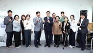 이기일 보건복지부 제1차관이 19일 서울 은평구 소재 장애인 거주시설 다움장애아동지원센터를 방문해 관계자들과 기념 촬영을 하고 있다.
