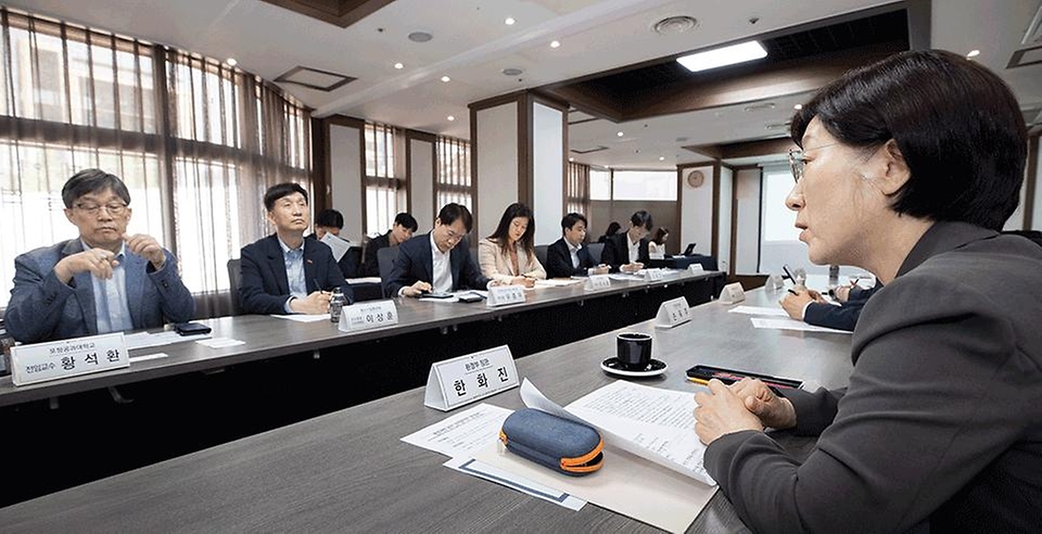 한화진 환경부 장관이 19일 서울 중구 스페이스쉐어 서울역센터에서 ‘환경개혁 BEST 정책협의회’를 주재하고 있다. 