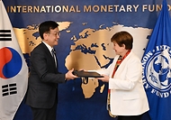 최상목 경제부총리 겸 기획재정부 장관이 20일(현지시간) 미국 워싱턴D.C. 국제통화기금(IMF)에서 열린 ‘IMF 빈곤감축성장기금 공여협정 서명식’에서 크리스탈리나 게오르기에바(Kristalina Georgieva) IMF 총재와 서명서를 교환하고 있다.