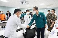 한덕수 국무총리가 18일 경기 성남시 국군수도병원을 방문해 의료진과의 간담회에서 인사를 나누고 있다.