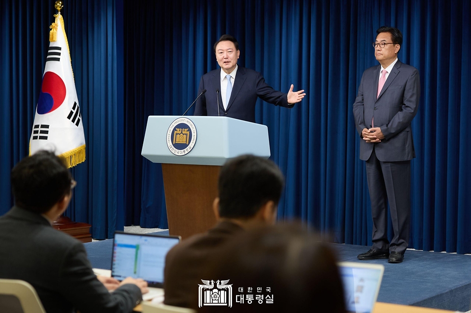 윤석열 대통령이 22일 서울 용산 대통령실 청사에서 열린 인사브리핑에서 정진석 신임 대통령 비서실장을 직접 소개하고 있다. 