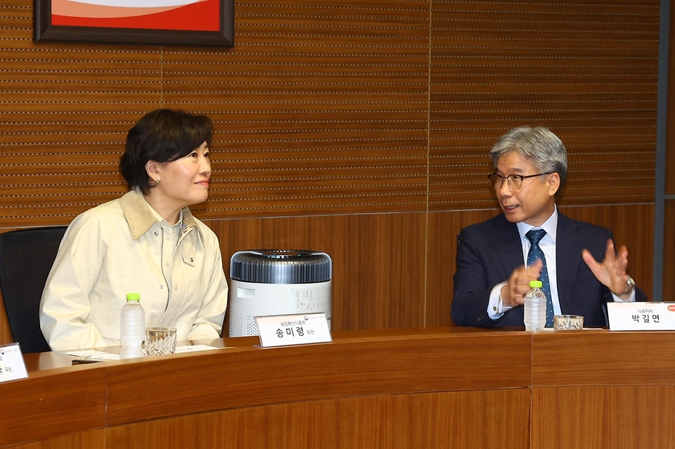 송미령 농림축산식품부 장관이 22일 경기도 화성시에 위치한 (주)한강식품을 방문해 닭고기 공급업체 현장 관계자들의 애로사항을 청취하고 있다. 