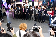 이종호 과학기술정보통신부 장관이 17일 서울 강남구 코엑스에서 열린 ‘2024 월드IT쇼’에 참석해 SK텔레콤 전시관에서 관계자들과 기념 촬영을 하고 있다.