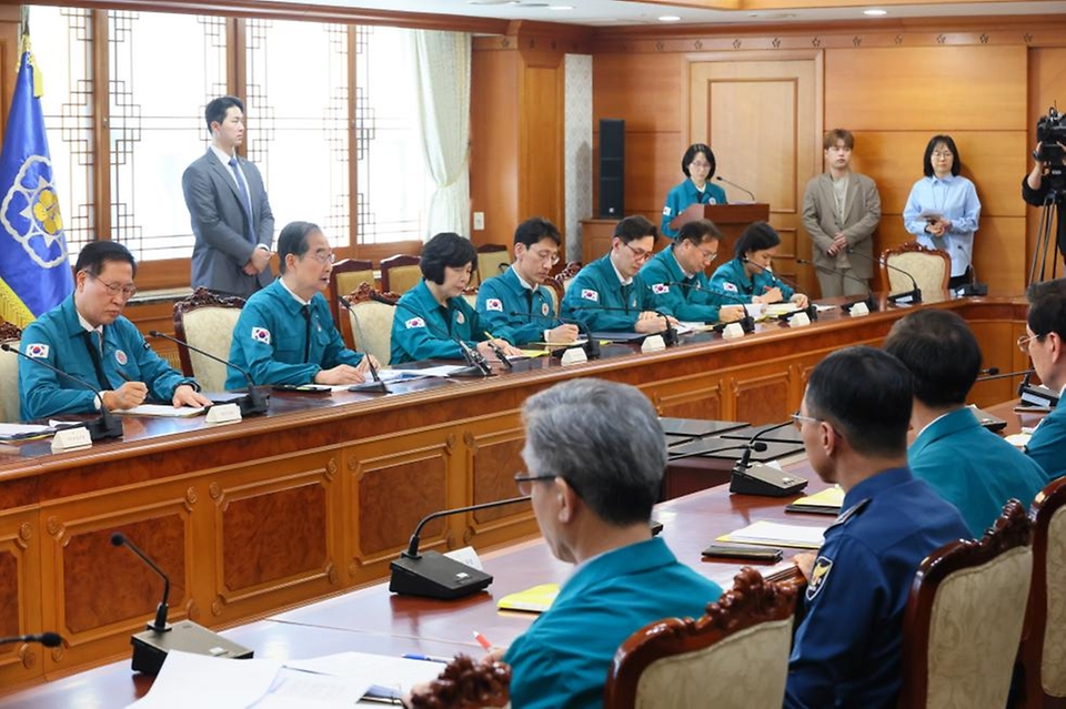 한덕수 국무총리가 19일 서울 종로구 정부서울청사에서 열린 중앙재난안전대책본부 회의에 참석해 의과대학 정원 관련 발언을 하고 있다. 