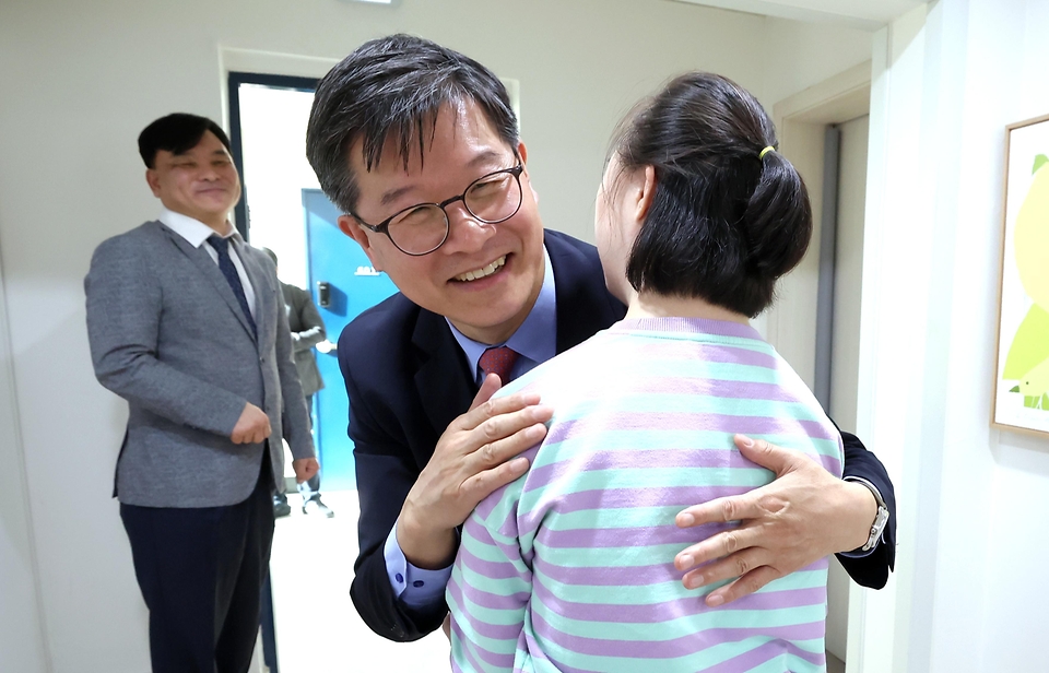 이기일 보건복지부 제1차관이 19일 서울 은평구 소재 장애인 거주시설 다움장애아동지원센터를 방문해 장애아동과 인사하고 있다.