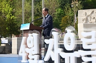 한덕수 국무총리가 19일 서울 강북구 국립 4·19민주묘지에서 열린 ‘제64주년 4·19 혁명 기념식’에 참석해 기념사를 하고 있다. 