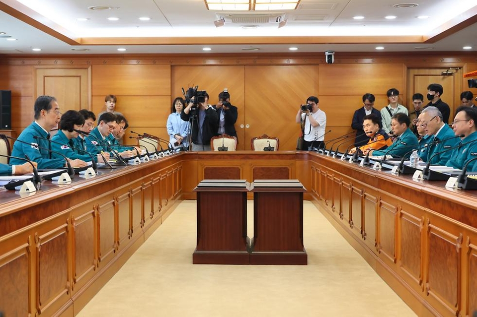 한덕수 국무총리가 19일 서울 종로구 정부서울청사에서 열린 중앙재난안전대책본부 회의에 참석해 의과대학 정원 관련 발언을 하고 있다. 