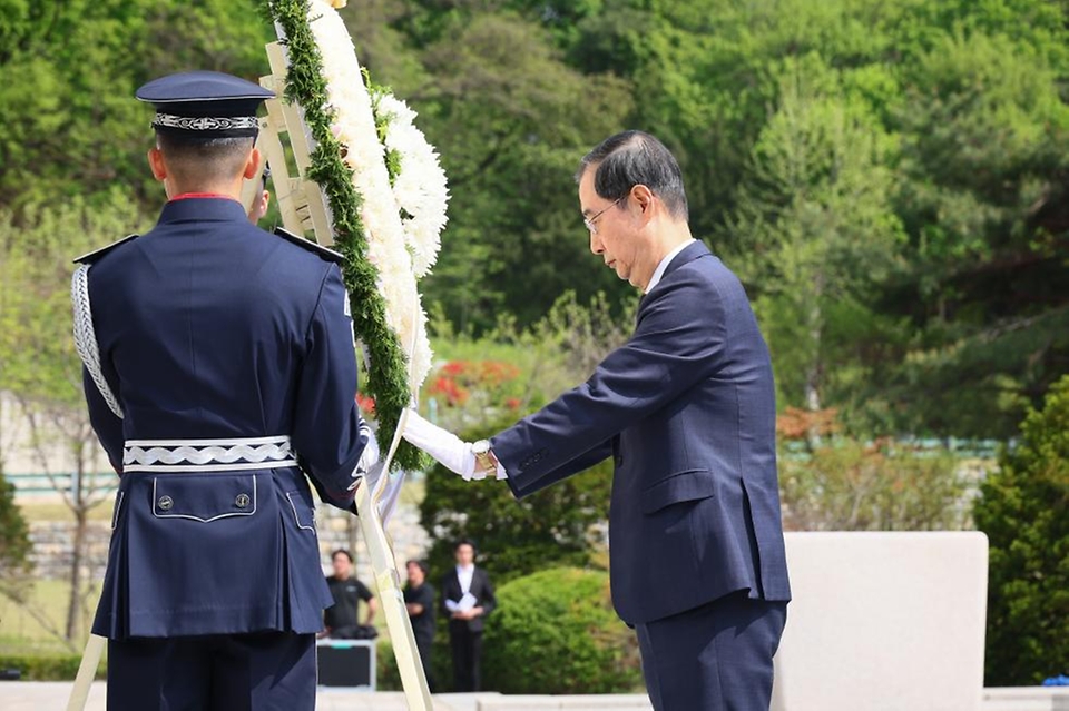 한덕수 국무총리가 19일 서울 강북구 국립 4·19민주묘지에서 열린 ‘제64주년 4·19 혁명 기념식’에 참석해 헌화하고 있다.