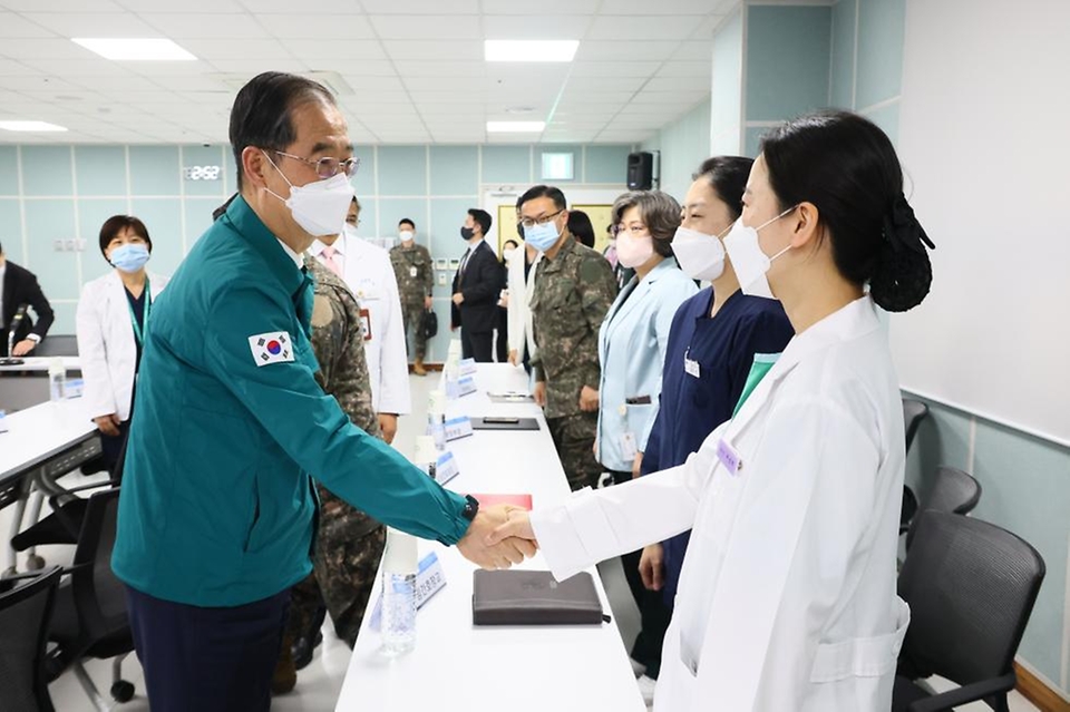 한덕수 국무총리가 18일 경기 성남시 국군수도병원을 방문해 의료진과의 간담회에서 인사를 나누고 있다.