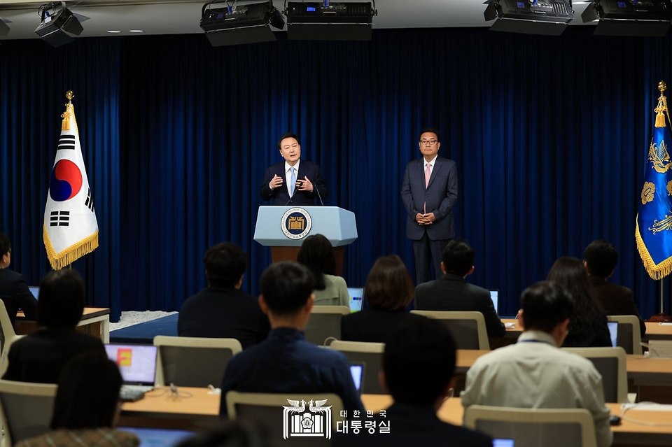 윤석열 대통령이 22일 서울 용산 대통령실 청사에서 열린 인사브리핑에서 신임 대통령 비서실장으로 임명된 국민의힘 정진석 의원을 소개한 뒤 현안 관련 취재진의 질문에 답하고 있다. 