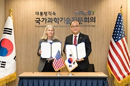 이창윤 과학기술정보통신부 제1차관이 22일 서울 종로구 광화문교보빌딩 국가과학기술자문회의 대회의실에서 질 흐루비(Jill Hruby) 미국 에너지부 핵안보 차관 겸 국립핵안보청장과 핵확산 저항성 최적화(PRO-X) 사업 협력을 위한 공동성명서를 체결한 뒤 기념 촬영을 하고 있다. 