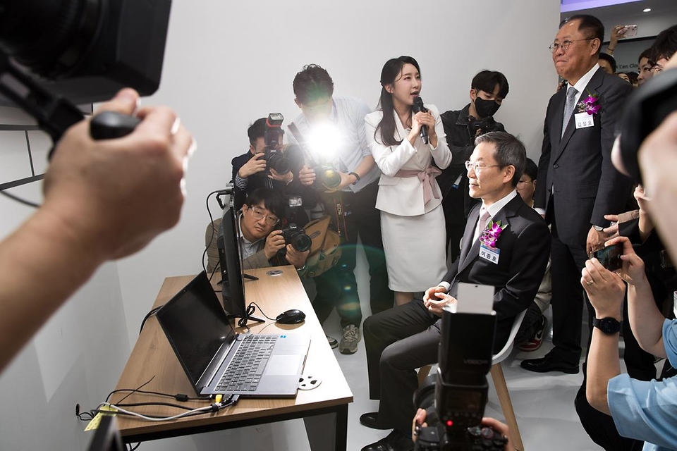 이종호 과학기술정보통신부 장관이 17일 서울 강남구 코엑스에서 열린 ‘2024 월드IT쇼’에 참석해 KT 전시관에서 LLM(거대언어모델) 기반 AI 서비스에 대한 설명을 듣고 있다. 