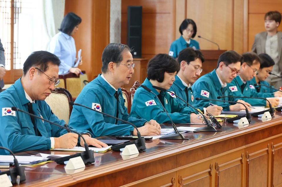 한덕수 국무총리가 19일 서울 종로구 정부서울청사에서 열린 중앙재난안전대책본부 회의에 참석해 의과대학 정원 관련 발언을 하고 있다. 