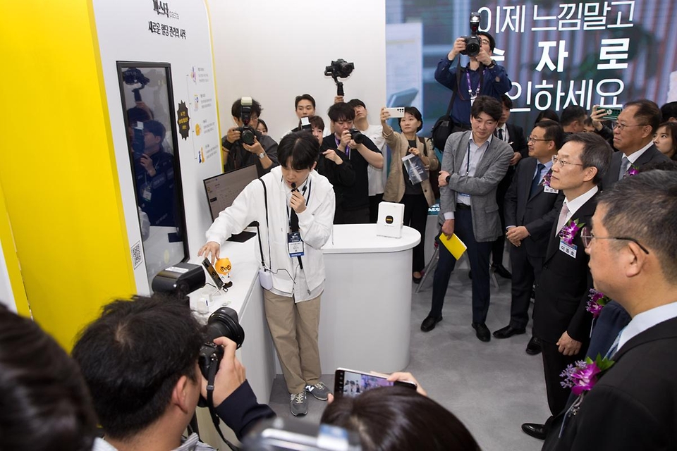 이종호 과학기술정보통신부 장관이 17일 서울 강남구 코엑스에서 열린 ‘2024 월드IT쇼’에 참석해 카카오 전시관에서 AI 기반 서비스 전시물 설명을 듣고 있다.