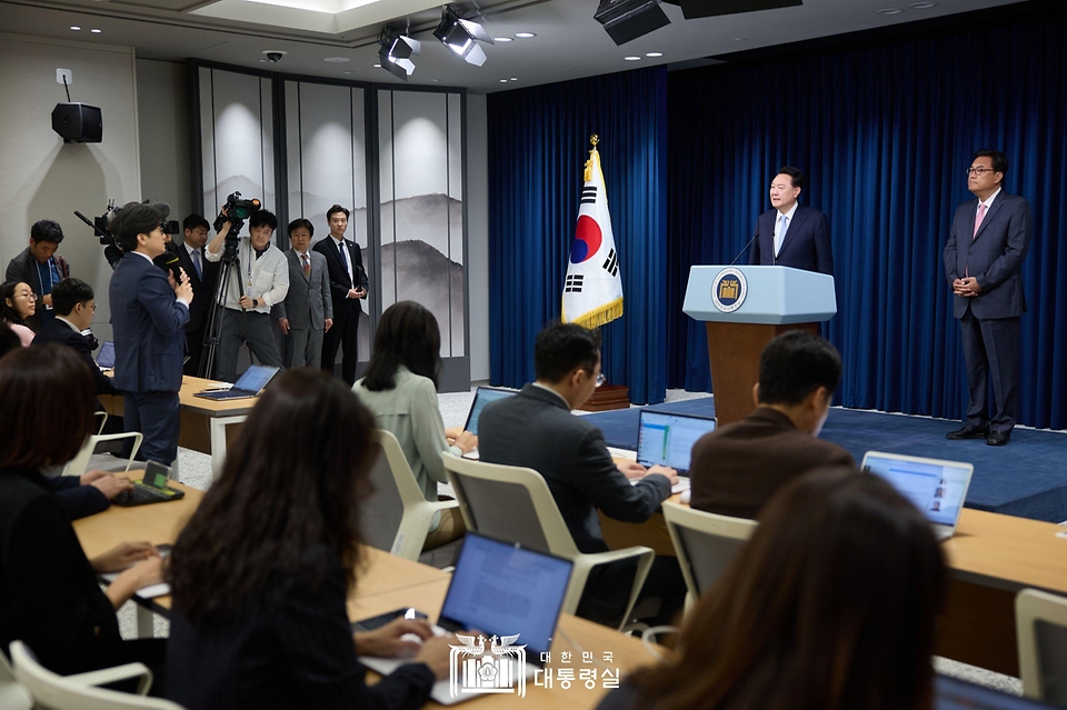 윤석열 대통령이 22일 서울 용산 대통령실 청사에서 열린 인사브리핑에서 정진석 신임 대통령 비서실장을 직접 소개하고 있다. 