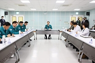 한덕수 국무총리가 18일 경기도 성남시 국군수도병원을 방문해 의료진과의 간담회에서 격려의 말을 하고 있다. 
