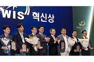 이종호 과학기술정보통신부 장관이 17일 서울 강남구 코엑스에서 열린 ‘2024 월드IT쇼’ 혁신상 시상식에서 수상자들과 기념 촬영을 하고 있다.