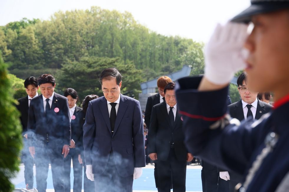 한덕수 국무총리가 19일 서울 강북구 국립 4·19민주묘지에서 열린 ‘제64주년 4·19 혁명 기념식’에 참석해 헌화와 분향을 마친 뒤 묵념하고 있다. 