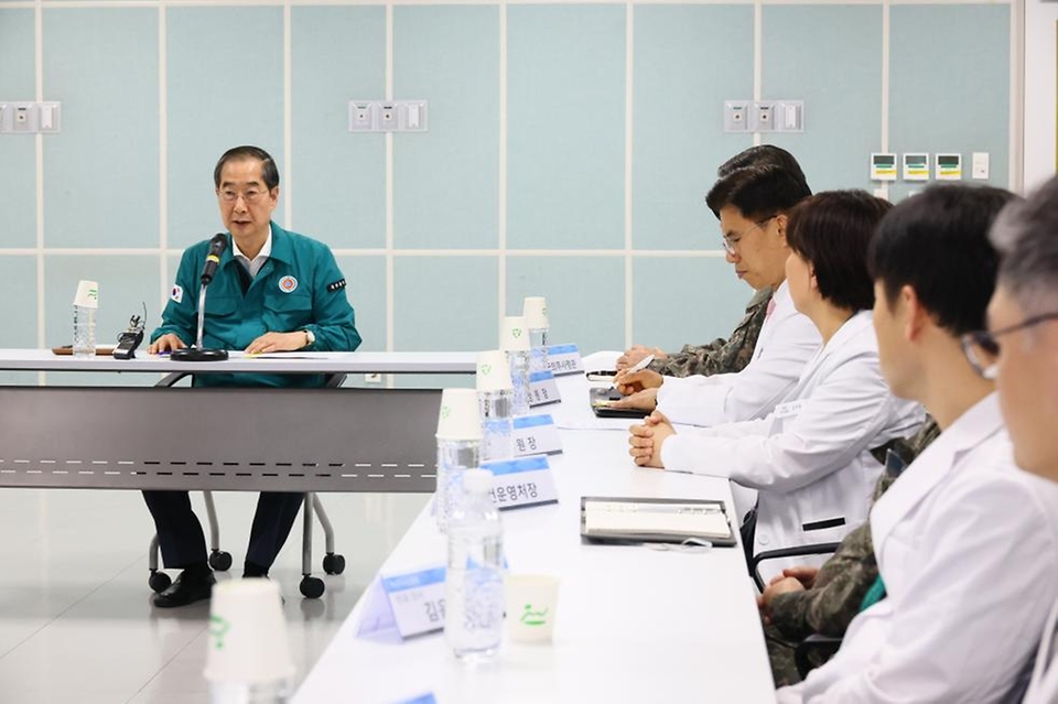 한덕수 국무총리가 18일 경기도 성남시 국군수도병원을 방문해 의료진과의 간담회에서 격려의 말을 하고 있다. 