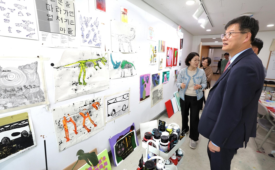 이기일 보건복지부 제1차관이 19일 서울 은평구 소재 장애인 거주시설 다움장애아동지원센터를 방문해 시설을 둘러보고 있다. 