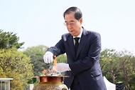 한덕수 국무총리가 19일 서울 강북구 국립 4·19민주묘지에서 열린 ‘제64주년 4·19 혁명 기념식’에 참석해 분향하고 있다.