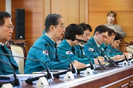 한덕수 국무총리가 19일 서울 종로구 정부서울청사에서 열린 중앙재난안전대책본부 회의에 참석해 의과대학 정원 관련 발언을 하고 있다. 