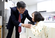 이기일 보건복지부 제1차관이 19일 서울 은평구 소재 장애인 거주시설 다움장애아동지원센터를 방문해 장애아동과 인사하고 있다.