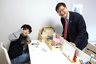 이기일 보건복지부 제1차관이 19일 서울 은평구 소재 장애인 거주시설 다움장애아동지원센터를 방문해 장애아동과 기념 촬영을 하고 있다.