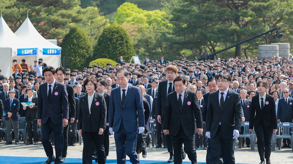 한덕수 국무총리가 19일 오전 서울 강북구 국립 4·19민주묘지에서 열린 제64주년 4·19혁명 기념식에 참석하여 헌화 및 참배를 하고 있다.