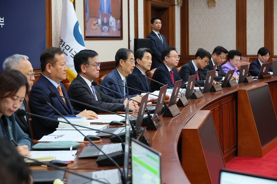 한덕수 국무총리가 23일 서울 종로구 정부서울청사에서 열린 ‘제18회 국무회의’에서 국무위원들에게 적극적인 현장 의견 청취와 부처간 협업을 강조하는 발언을 하고 있다. 