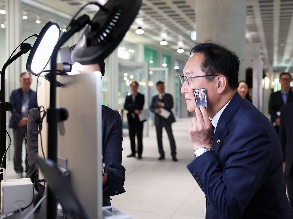 정인교 산업통상자원부 통상교섭본부장이 22일 서울 용산구 아모레퍼시픽 본사를 방문해 회사 내 현장 시설을 둘러보고 있다. 