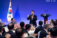 윤석열 대통령이 22일 서울 중구 롯데호텔에서 열린 ‘2024년 재외공관장 만찬’에서 마무리 발언을 하고 있다.