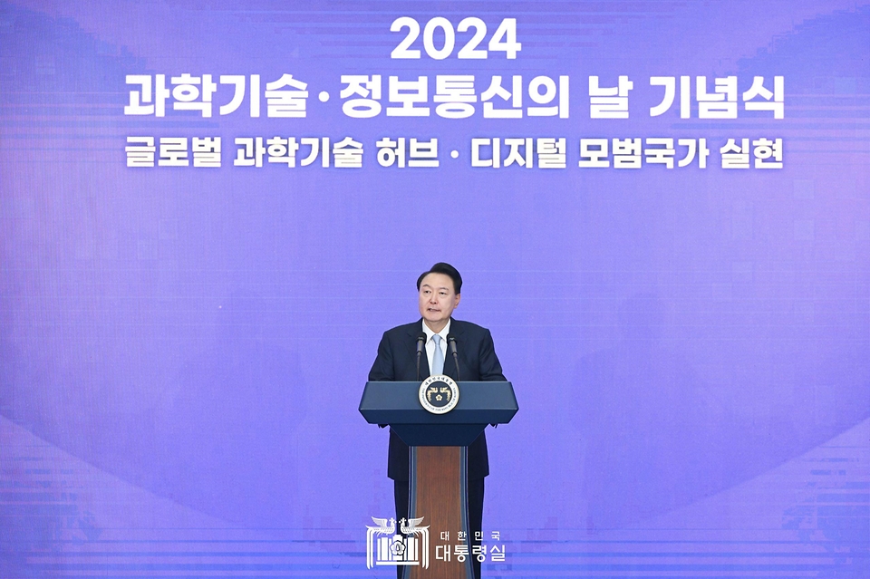 윤석열 대통령이 22일 경기도 과천시 국립과천과학관에서 열린 ‘2024 과학기술·정보통신의 날 기념식’에서 기념사를 하고 있다.