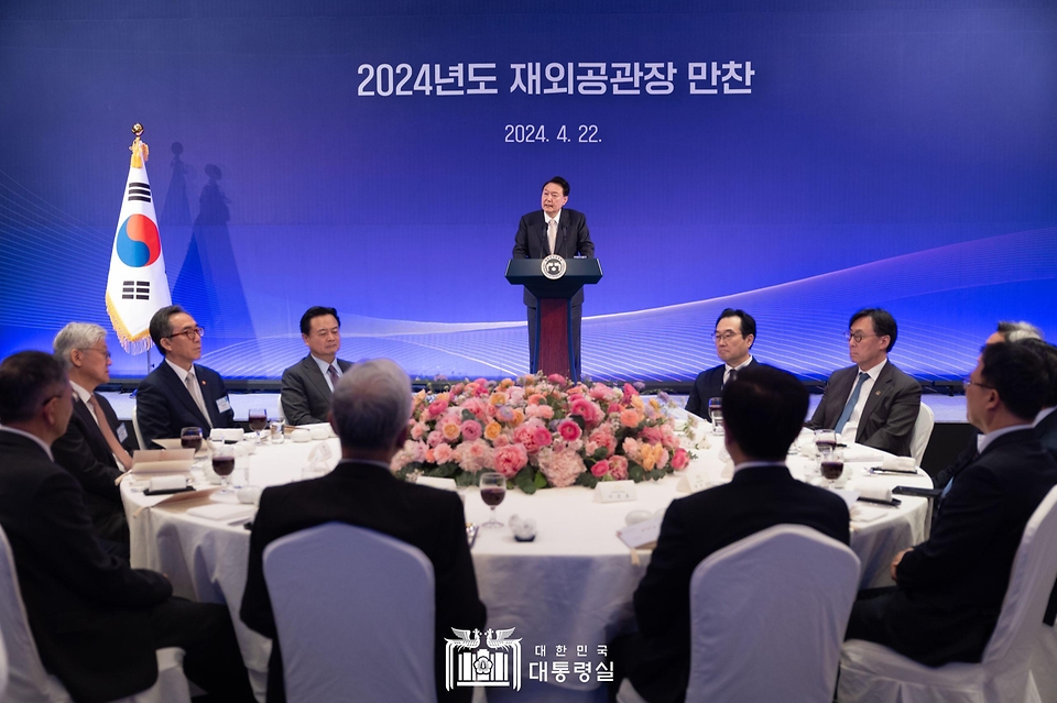 윤석열 대통령이 22일 서울 중구 롯데호텔에서 열린 ‘2024년 재외공관장 만찬’에서 모두발언을 하고 있다. 