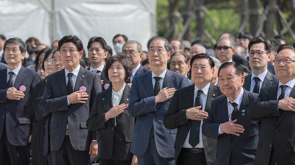 한덕수 국무총리가 19일 오전 서울 강북구 국립 4·19민주묘지에서 열린 제64주년 4·19혁명 기념식에 참석하여 정부, 정치권 등 주요 인사들과 같이 국민의례를 하고 있다.