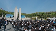 한덕수 국무총리가 19일 오전 서울 강북구 국립 4·19민주묘지에서 열린 제64주년 4·19혁명 기념식에서 기념사를 하고 있다.