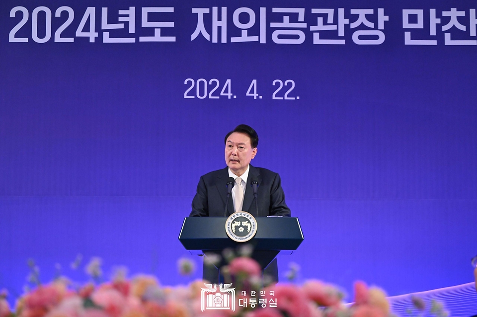 윤석열 대통령이 22일 서울 중구 롯데호텔에서 열린 ‘2024년 재외공관장 만찬’에서 모두발언을 하고 있다. 