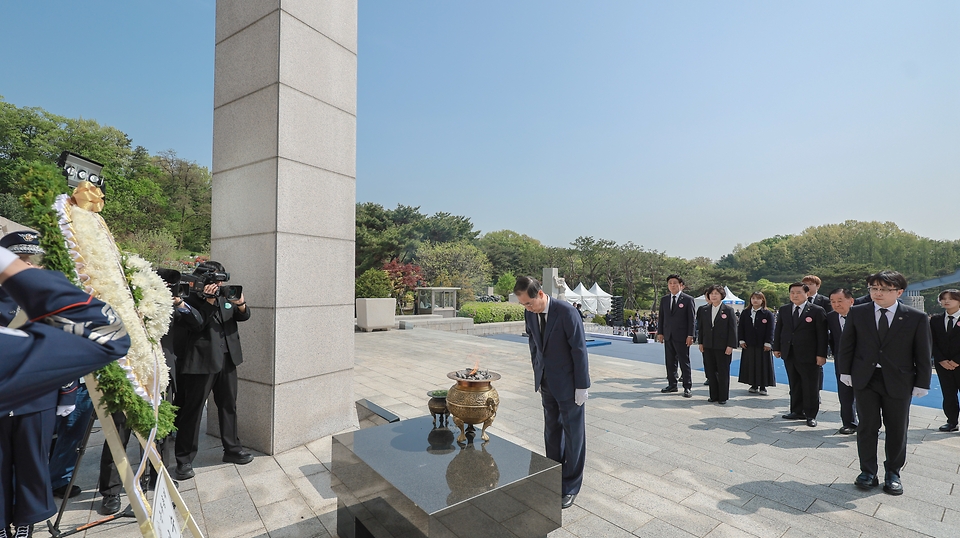 한덕수 국무총리가 19일 오전 서울 강북구 국립 4·19민주묘지에서 열린 제64주년 4·19혁명 기념식에 참석하여 헌화 및 참배를 하고 있다.