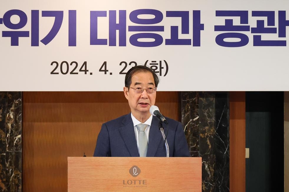 한덕수 국무총리가 23일 서울 중구 롯데호텔에서 열린 2024 재외 공관장회의 국무총리 주최 오찬 간담회에 참석해 글로벌 복합위기 대응과 공관의 역할에 대해 발언하고 있다. 