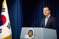 홍철호 신임 대통령실 정무수석이 22일 서울 용산 대통령실 청사에서 열린 정무직 인선 발표 브리핑에 참석해 인사하고 있다.