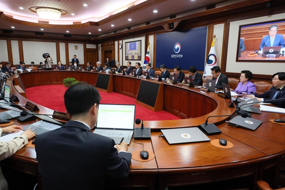 한덕수 국무총리가 23일 서울 종로구 정부서울청사에서 열린 ‘제18회 국무회의’에서 국무위원들에게 적극적인 현장 의견 청취와 부처간 협업을 강조하는 발언을 하고 있다. 