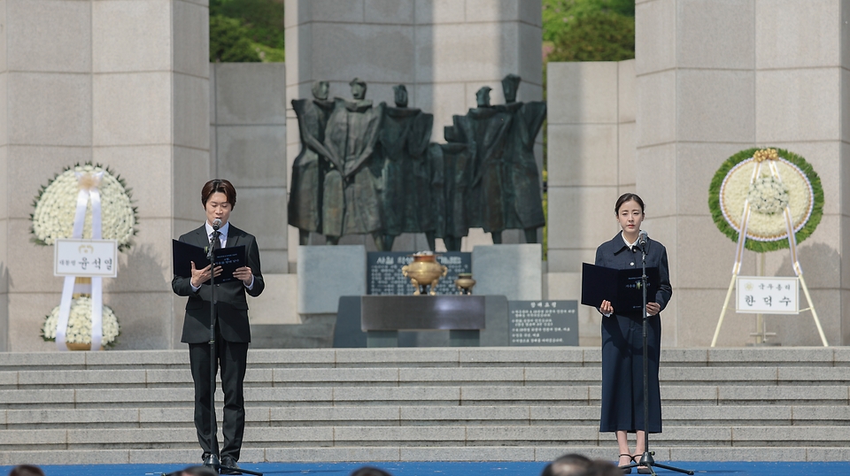 19일 오전 서울 강북구 국립 4·19민주묘지에서 열린 제64주년 4·19혁명 기념식에서 기념공연을 하고 있다.