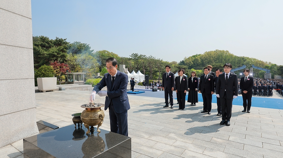 한덕수 국무총리가 19일 오전 서울 강북구 국립 4·19민주묘지에서 열린 제64주년 4·19혁명 기념식에 참석하여 헌화 및 참배를 하고 있다.