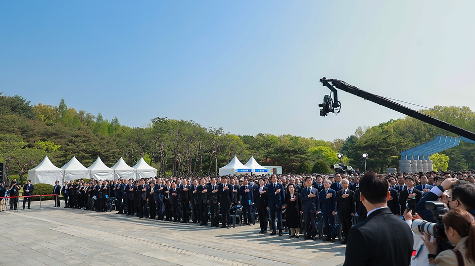 한덕수 국무총리가 19일 오전 서울 강북구 국립 4·19민주묘지에서 열린 제64주년 4·19혁명 기념식에 참석하여 정부, 정치권 등 주요 인사들과 같이 국민의례를 하고 있다.